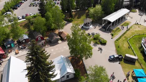 Video-De-Drones-De-4k-Del-Pueblo-Histórico-En-El-Parque-Pionero-En-Fairbanks,-Ak-Durante-El-Día-De-Verano