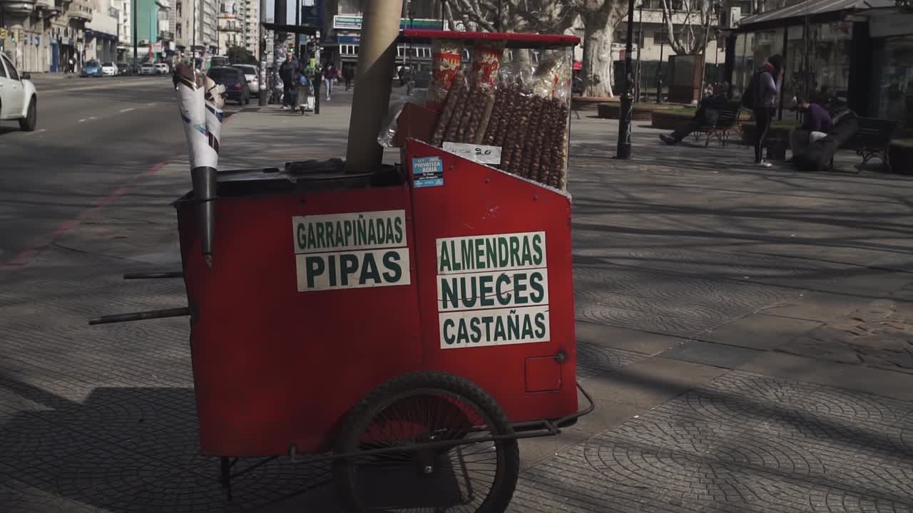 vista panorámica de un carro de comida callejera que vende nueces en montevideo, uruguay