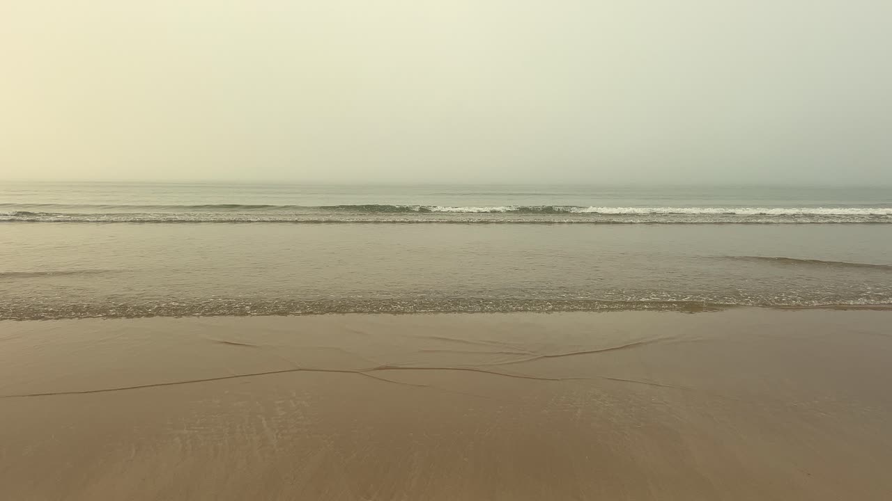 안개가 많은 날 해변에서 조용한 바다의 정적 풍경