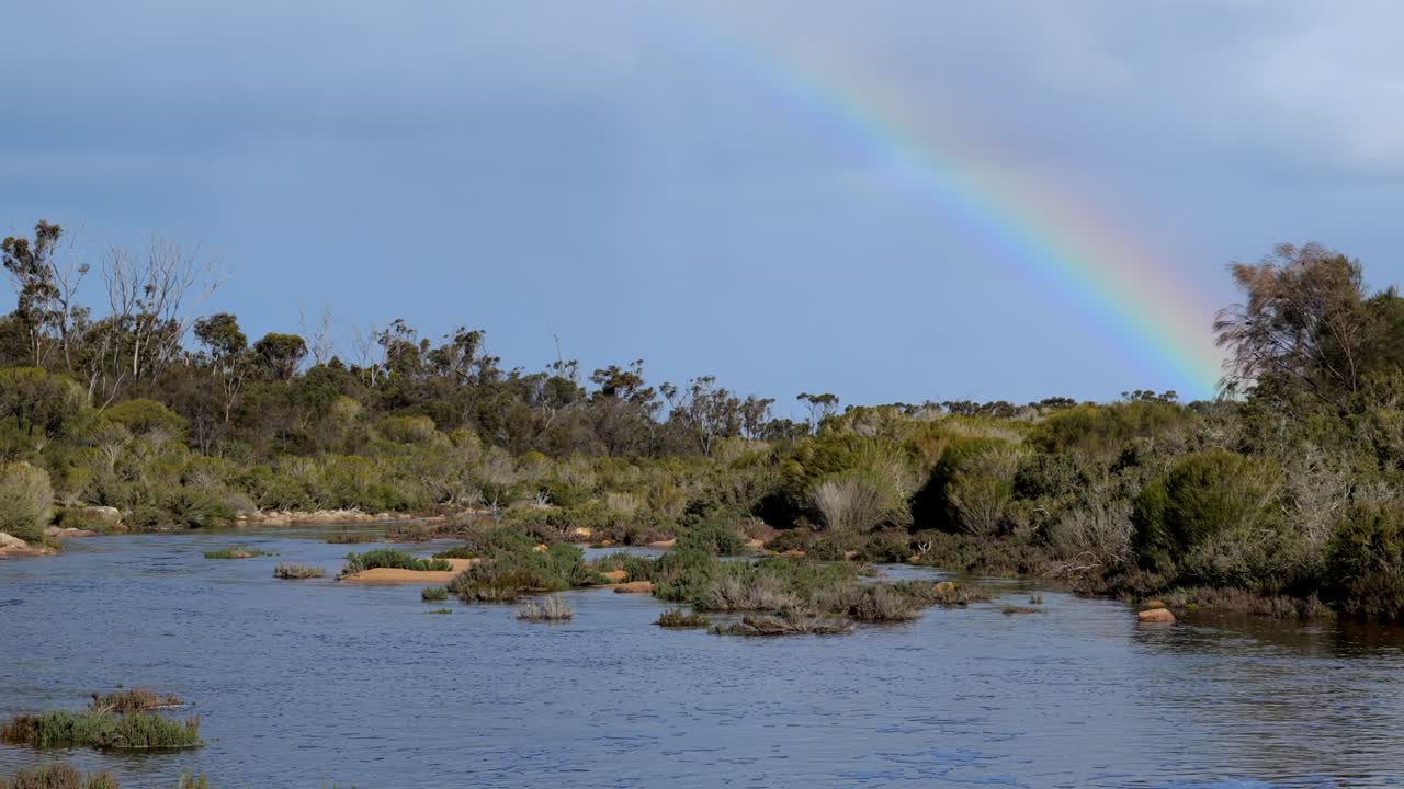 arco iris sobre un hermoso río en el interior de australia