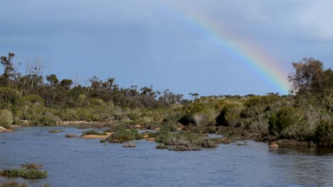 Regenbogen-über-Einem-Wunderschönen-Fluss-Im-Australischen-Outback
