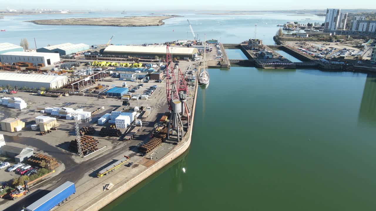 강 메드웨이 세인트 메리 섬에 도킹 4k 완료 영상