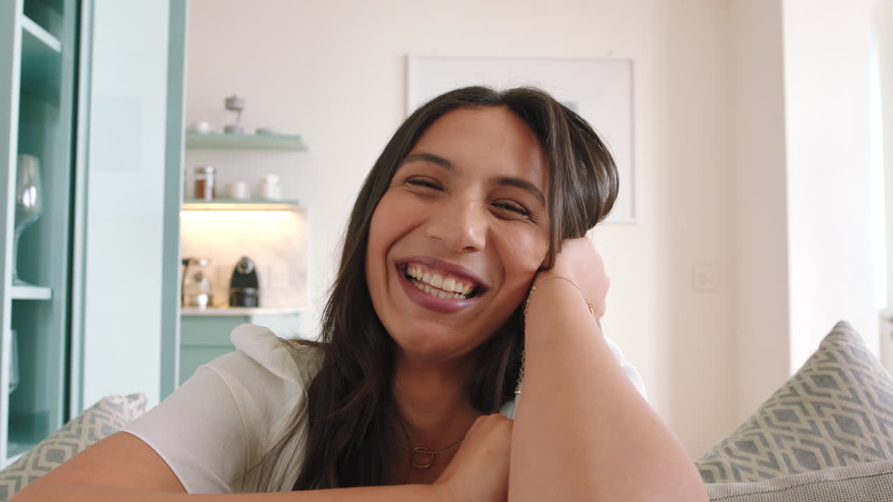 mujer en videollamada en la sala de estar