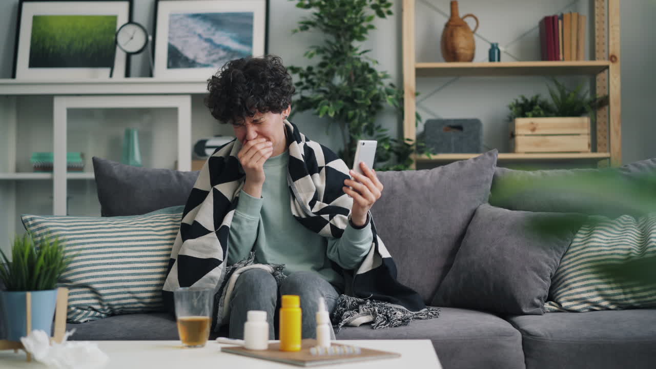 mujer haciendo una llamada de video mientras está enferma en casa
