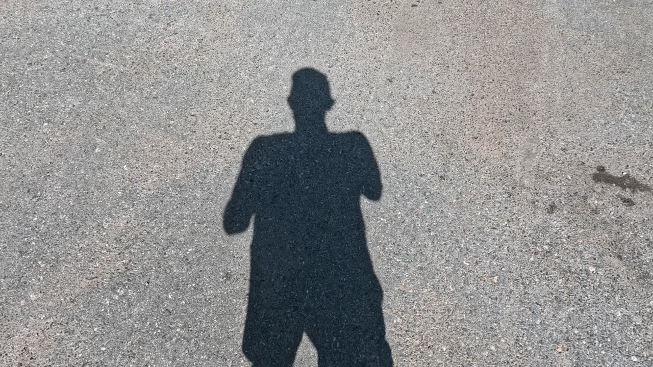 은 날에 춤추는 사람의 그림자.