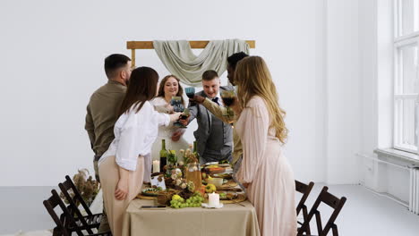 la novia dando un discurso en el banquete