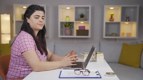 la mujer que apagó las luces. ahorro de energía.
