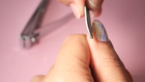 mujer limándose las uñas