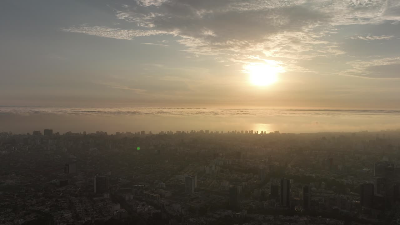 Time-lapse de área residencial de Lima sob céu nublado ao pôr do sol, Peru