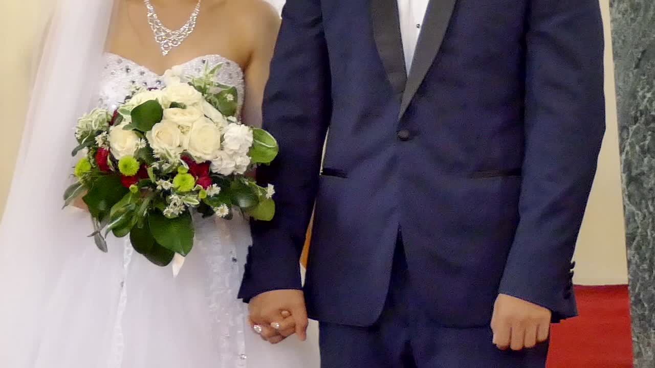 tiro de novia - novio con flor de boda