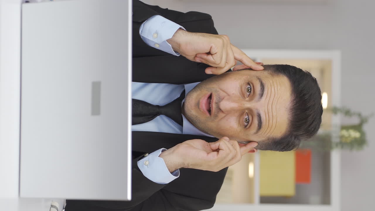 video vertical de un trabajador de oficina en casa que se le ocurre una idea mirando a la cámara.