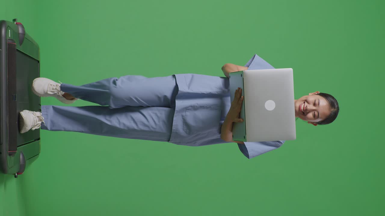 enfermera en una cinta de correr con una computadora portátil