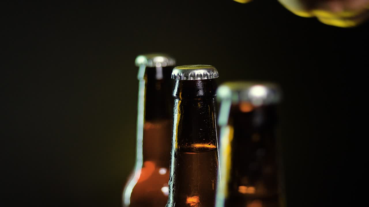 botella de cerveza que se abre en cámara lenta