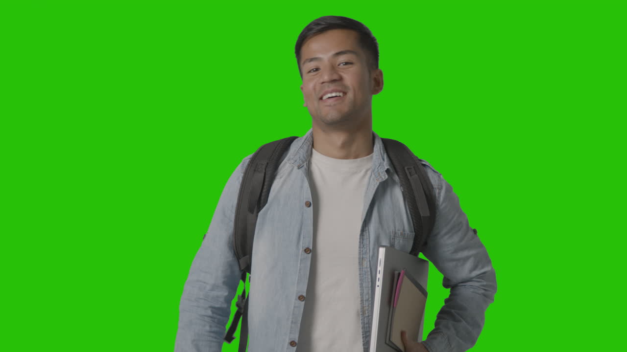 retrato de un estudiante universitario o universitario masculino sonriente con una laptop contra una pantalla verde 1