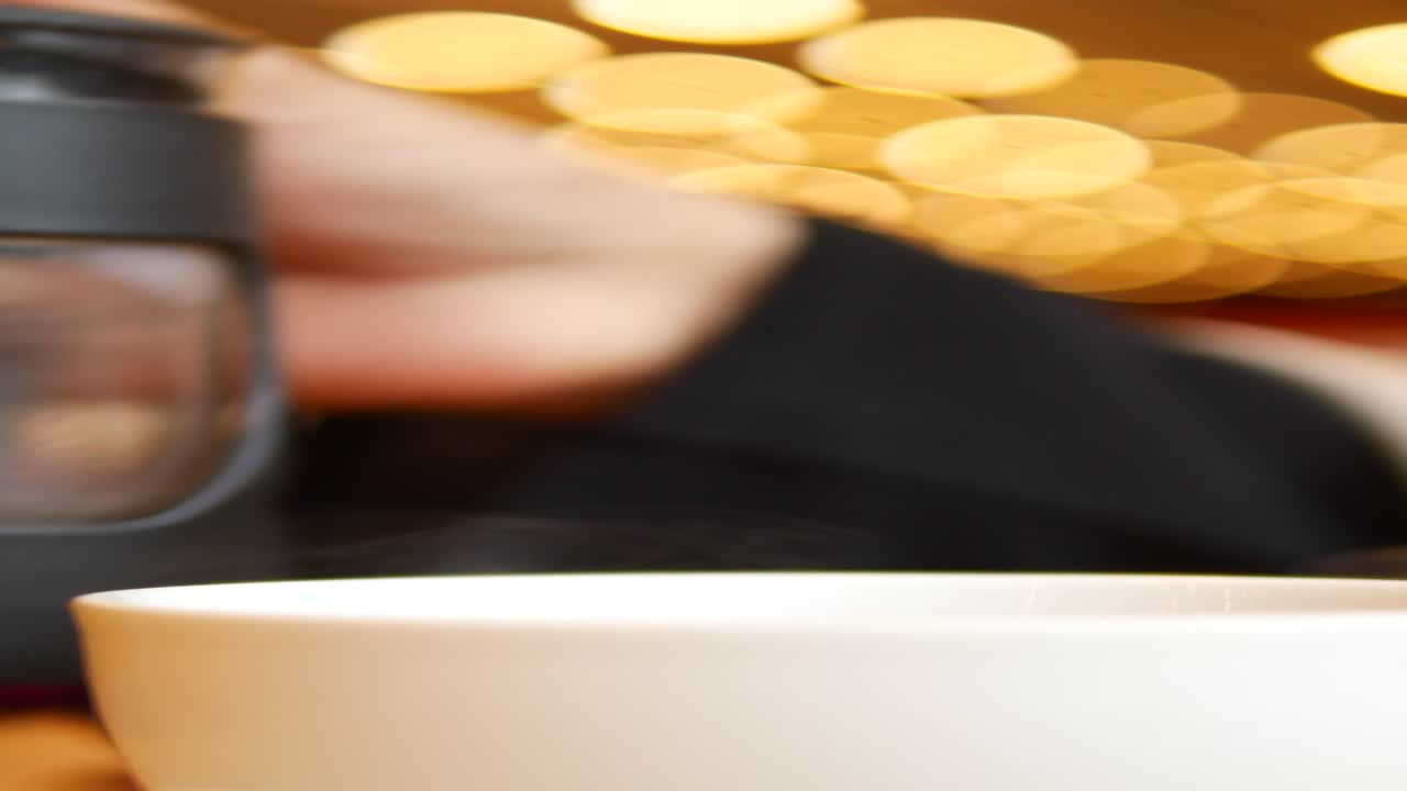 차나 커피를 부는 것