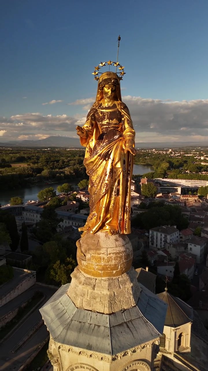 Statua della Vergine Maria sulla cima della Cattedrale di Notre-Dame des Doms ad Avignone, Francia, video verticale