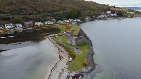 Vista-Aérea-Del-Castillo-De-Lochranza-En-La-Isla-De-Arran-En-Un-Día-Nublado,-Escocia