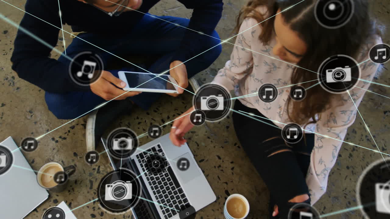 usando portátiles y tabletas, personas conectadas con iconos de medios de animación por encima de ellos