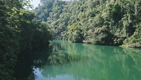 Drohnenflug-über-Blaues-Wasser-Am-Tireo-Staudamm-In-Loma-De-Blanco-Bonao,-Dominikanische-Republik