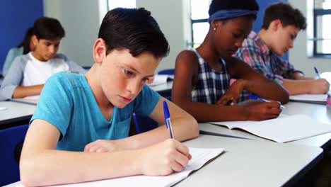 estudiantes que estudian en el aula