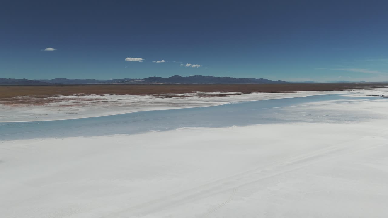 vista aérea del horizonte en el salino natural de salinas grande en la provincia de jujuy, argentina