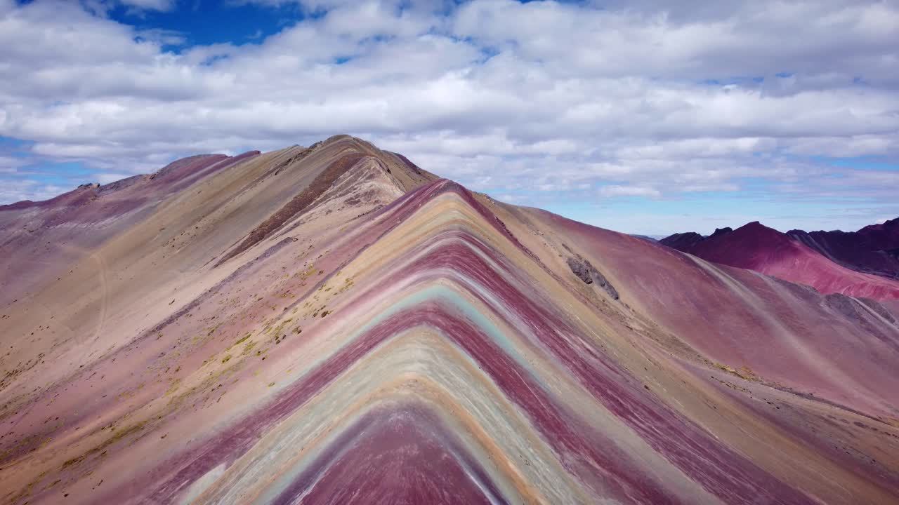 toma de drones de una cresta rocosa con mineral rojizo en la montaña del arco iris en vinicunca