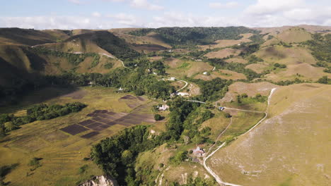 paisaje rural con caminos sinuosos y colinas en la isla de sumba, indonesia