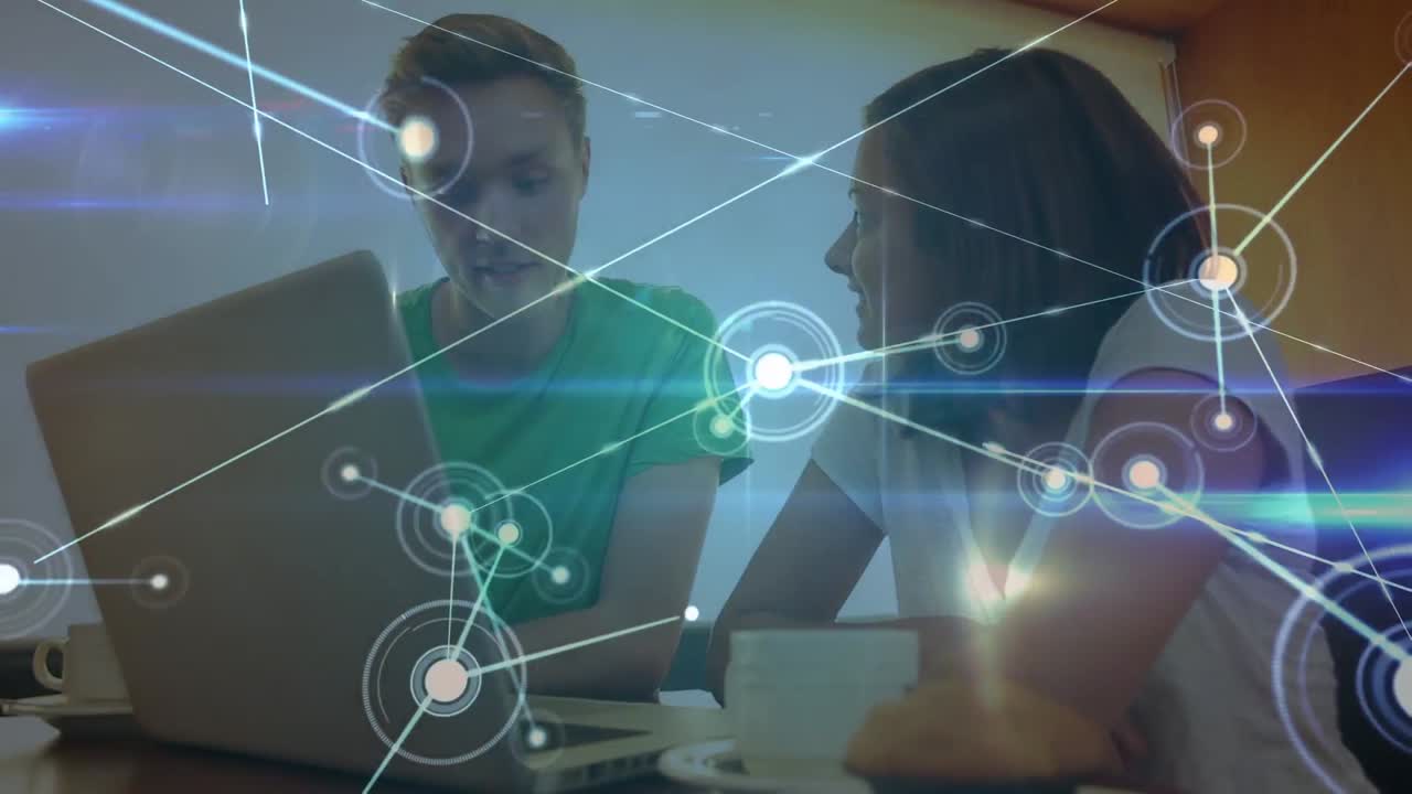 animación del procesamiento de datos financieros sobre dos personas de negocios en la oficina