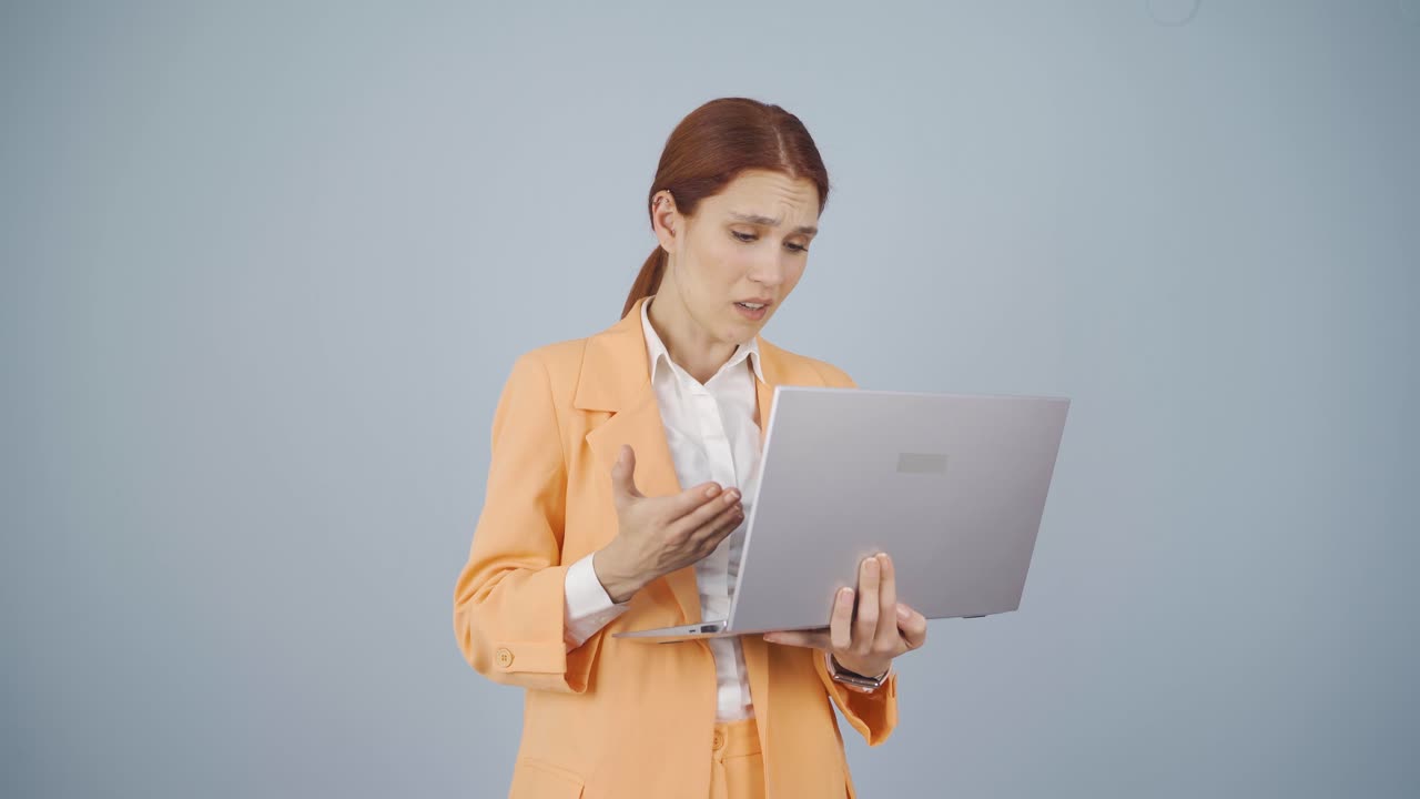 화를 내는 사업가 여성이 노트북을 화를 내고 닫습니다.