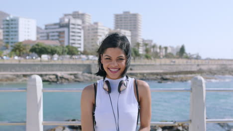 playa, auriculares y rostro de mujer con música