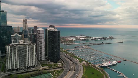 Vista-Aérea-De-La-Unidad-De-La-Orilla-Del-Lago,-El-Puerto-Y-El-Muelle-De-La-Marina,-Chicago