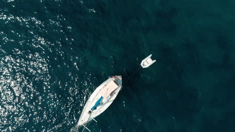 Antena:-Hermosa-Vista-De-Drones-4k-De-La-Playa-De-Amalfi,-Italia-Con-Mar-Tirreno,-Montañas-Y-Agua-Azul-Cristalina