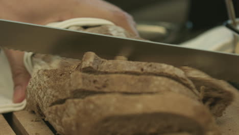 primer plano pan cortado en trozos pequeños
