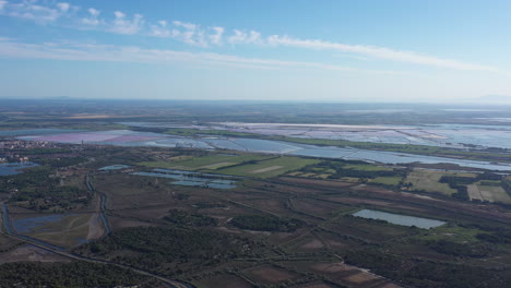 Estanques-De-Evaporación-De-Sal,-Viñedos,-Playa-Vista-Aérea-Aigues-Mortes-Camargue