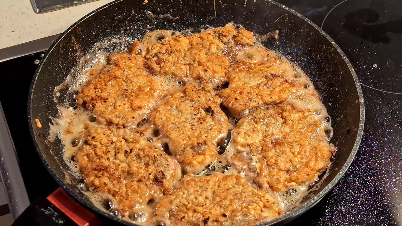 기름이 고 뜨거운 스토브 위에 완벽하게 갈색으로 는 동안 비에 질긴 집에서 만든 패티를 요리하는 것