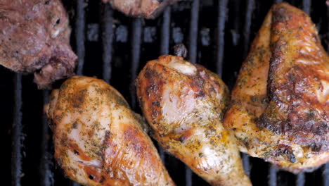 muslos de pollo y chuletas de cordero en una parrilla