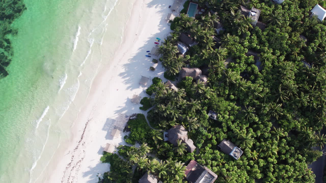 vista desde arriba, costa tropical de tulum, méxico y océano tranquilo con hoteles