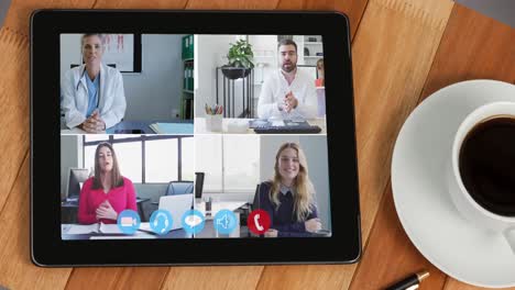 Digitale-Schnittstelle-Mit-Symbolen-Auf-Dem-Digitalen-Tablet-Bildschirm-Mit-Personen,-Die-Per-Videoanruf-Sprechen