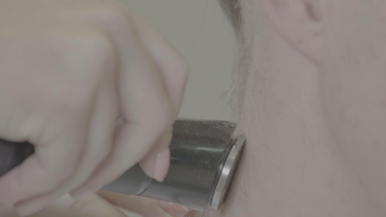 목을 면도하는 남자