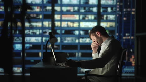 Primer-Hombre-Cansado-Trabajando-Hasta-Tarde-Con-Una-Computadora-Portátil-En-La-Oficina-En-Casa.-Hombre-De-Negocios-Cansado-Del-Trabajo-Mirando-En-La-Computadora-Portátil.-Trabajo-Adicto-Al-Trabajo-En-La-Fecha-Límite-De-Internet