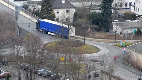 Roundabout-traffic-in-the-centre-of-Herborn,-Germany-on-a-cloudy-day