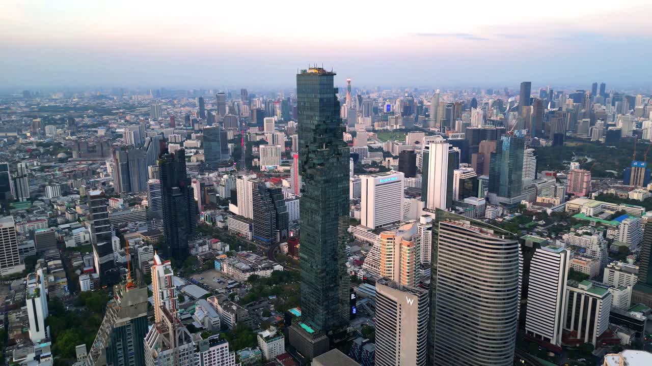 toma de drone de mahanakhon tower skywalk, azotea, en bangkok, área de silom, distrito comercial, centro de la ciudad
