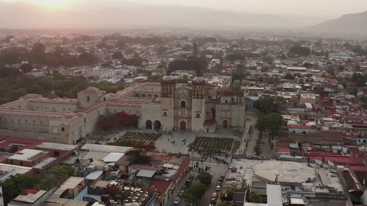 la antena vuela alrededor del templo de santo domingo temprano en la mañana, oaxaca méxico
