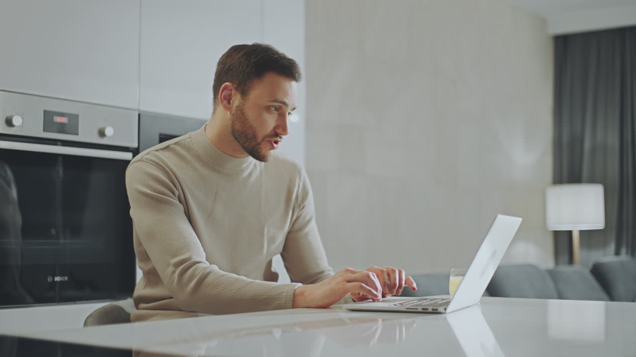 hombre trabajando en la cocina de casa