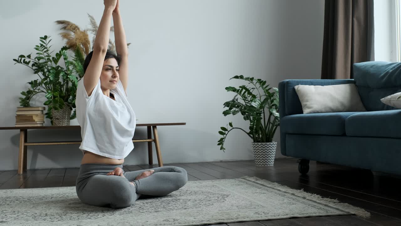 mujer asiática haciendo ejercicio de yoga respiración y meditación sola en casa. ejercicio y entrenamiento para un estilo de vida saludable