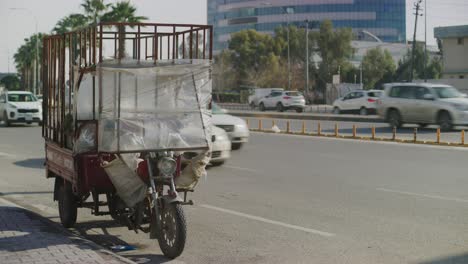 traffic and every day life near the jalil khayat mosque in erbil, iraq