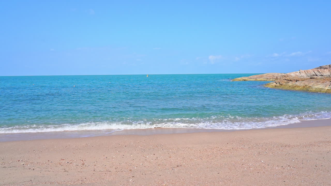청록색 바다와 파라다이스 골든 베이의 생생한 색상 대비