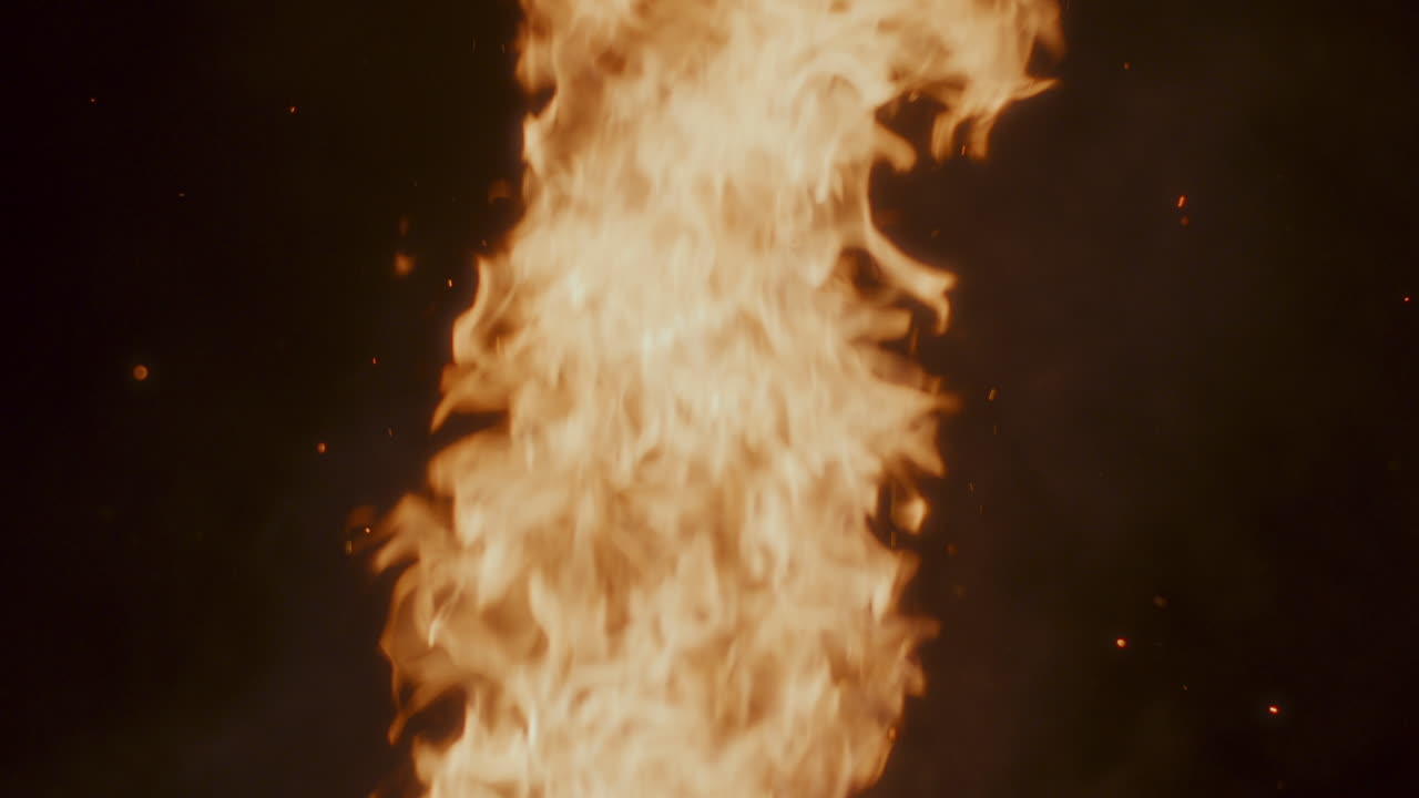 Brændende ildflammer i pejs.