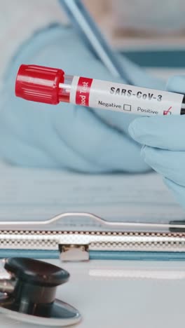 pro de atención médica examina el análisis de sangre de sarscov3 en un entorno clínico