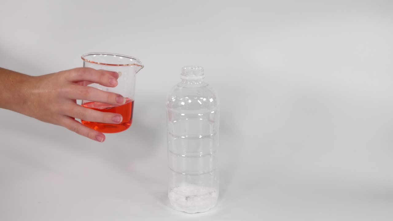 화학 반응은 기체로 풍선을 부풀립니다.